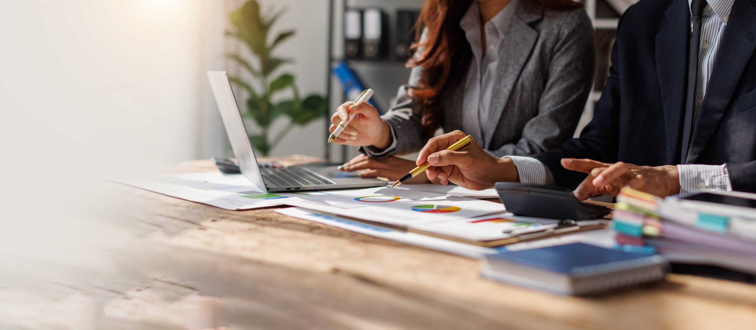 Bureau moderne avec ordinateur portable et documents – MAJE SOLUTIONS, solutions digitales sur mesure pour entreprises.